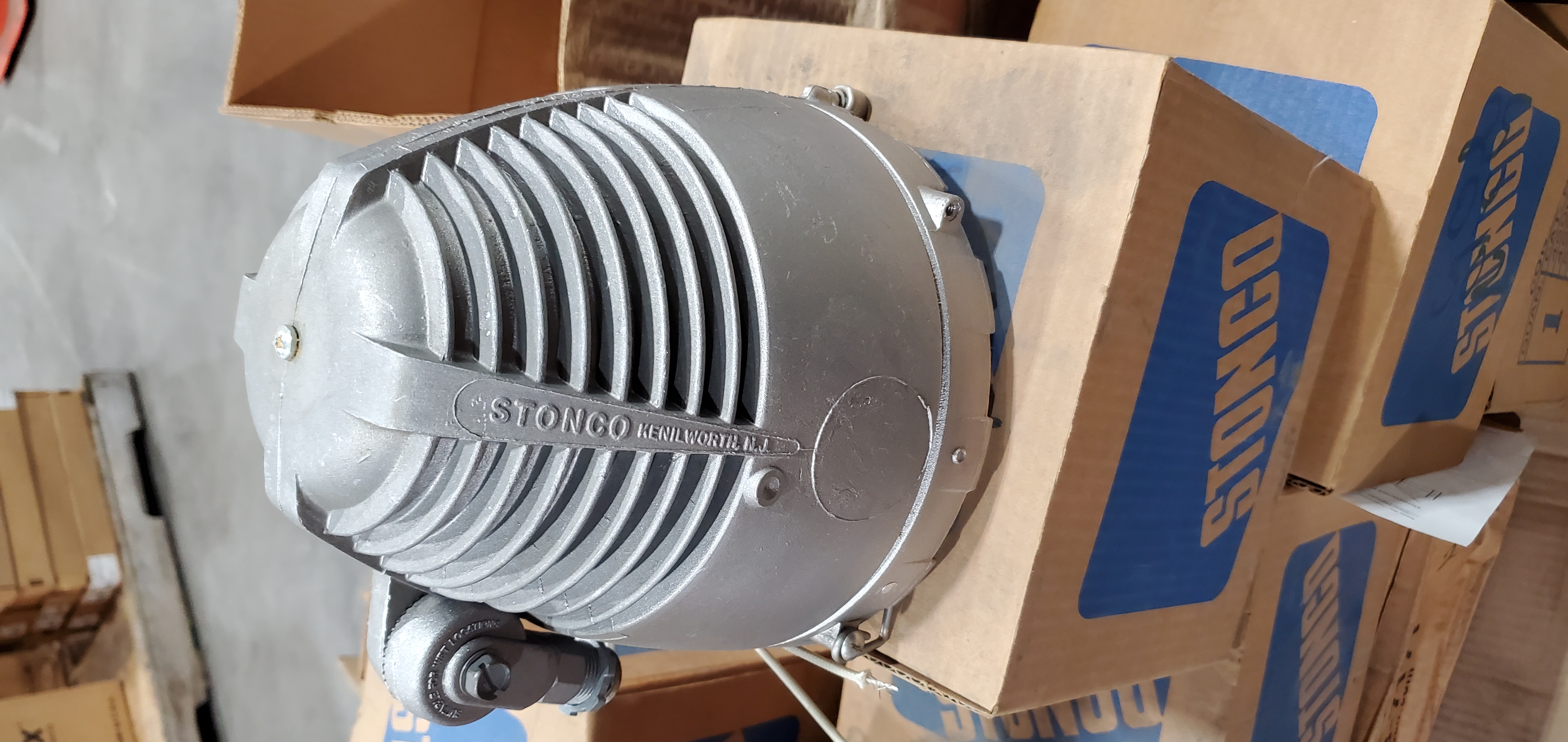 HOLDER, LAMP CAST AL LTG UNITS